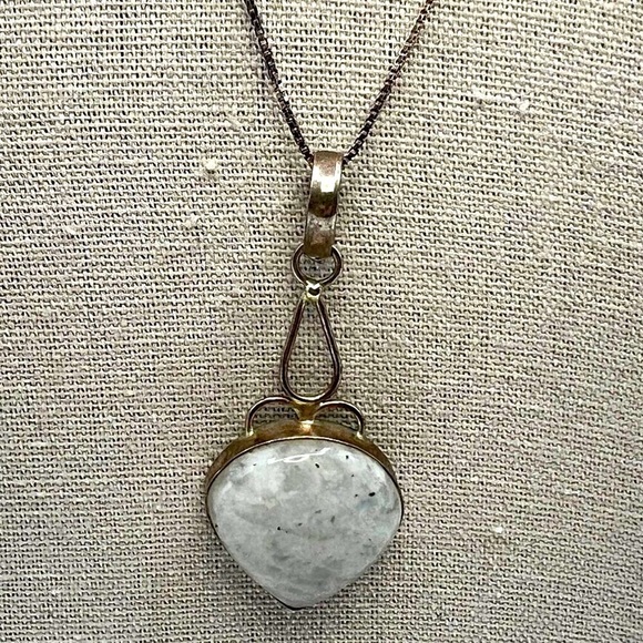 Vintage Jewelry - Handcrafted 925 Sterling Silver Moonstone Pendant Necklace. A55